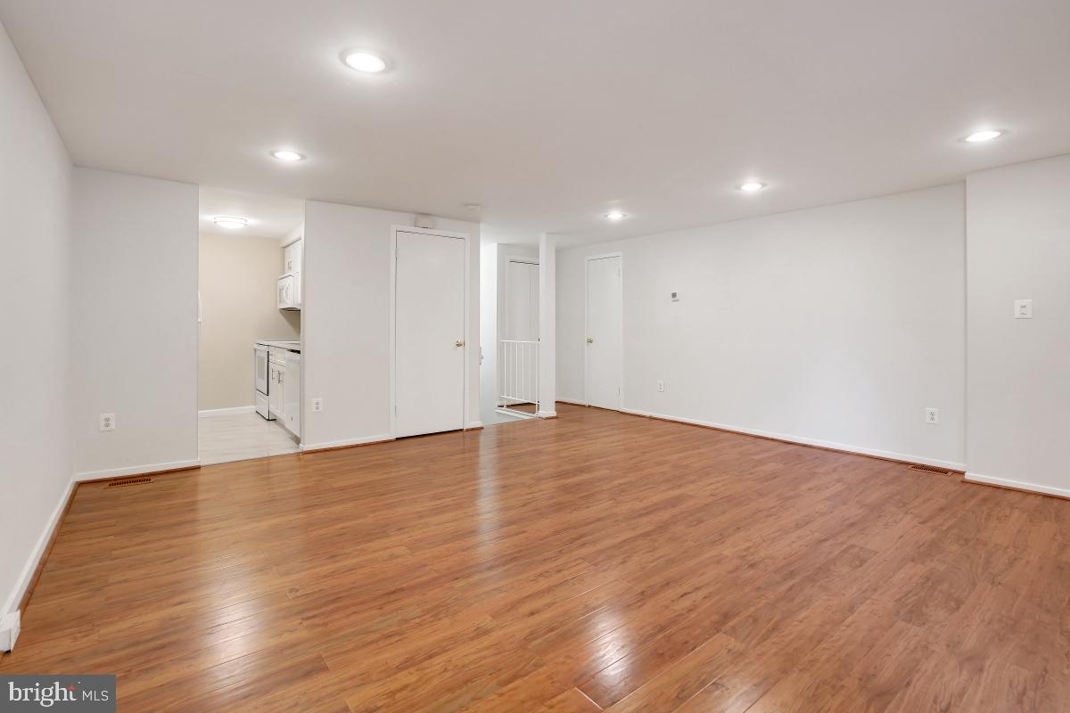CHRISTOPHER COURT - Residential