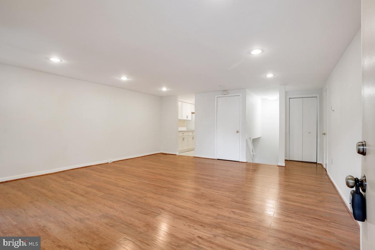 CHRISTOPHER COURT - Residential