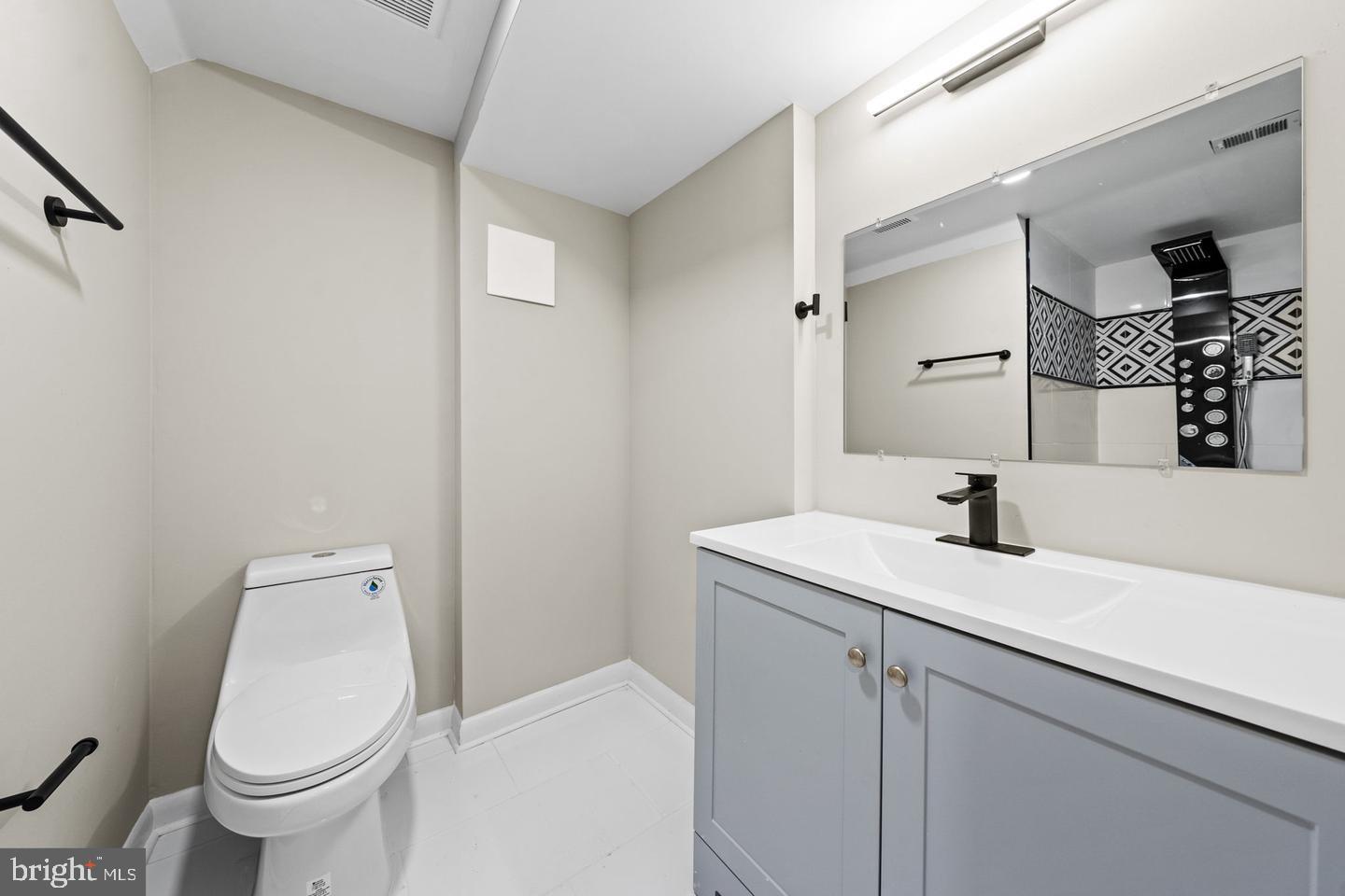 LONDON TOWNE - Residential Lease