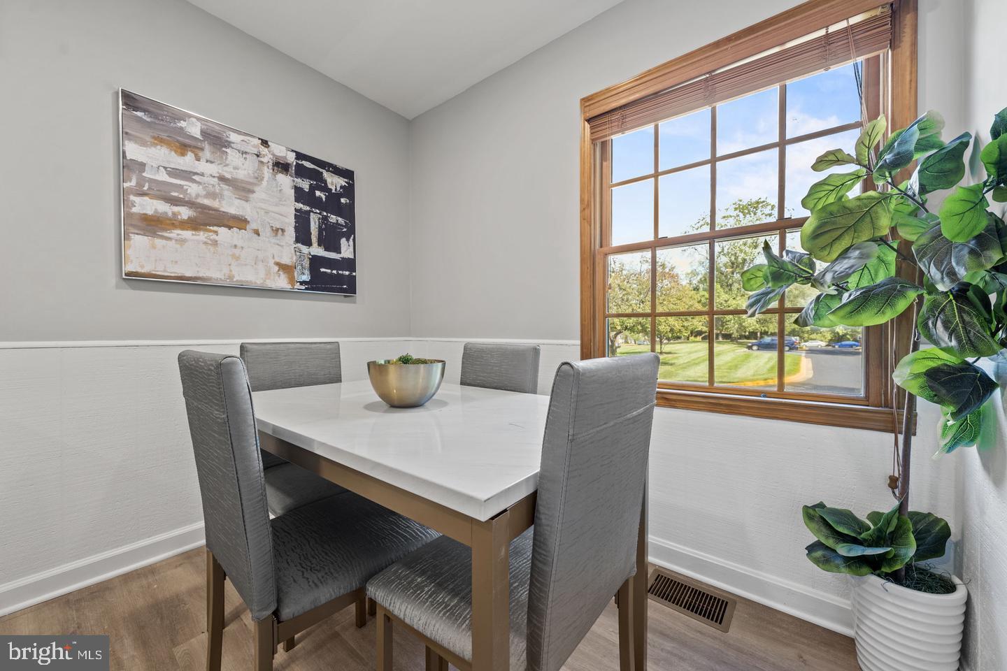 LONDON TOWNE - Residential Lease