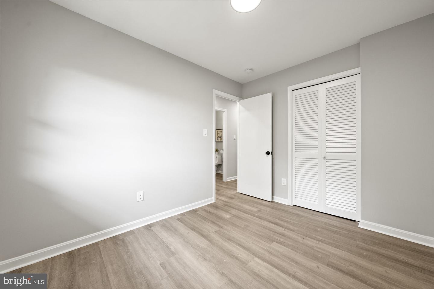 LONDON TOWNE - Residential Lease