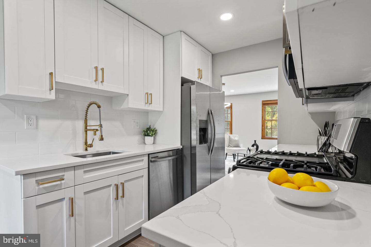 LONDON TOWNE - Residential Lease
