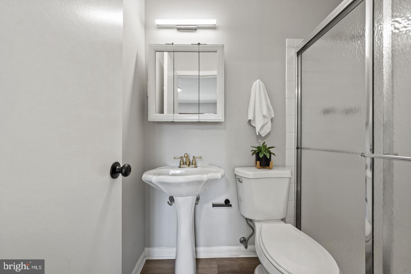 LONDON TOWNE - Residential Lease