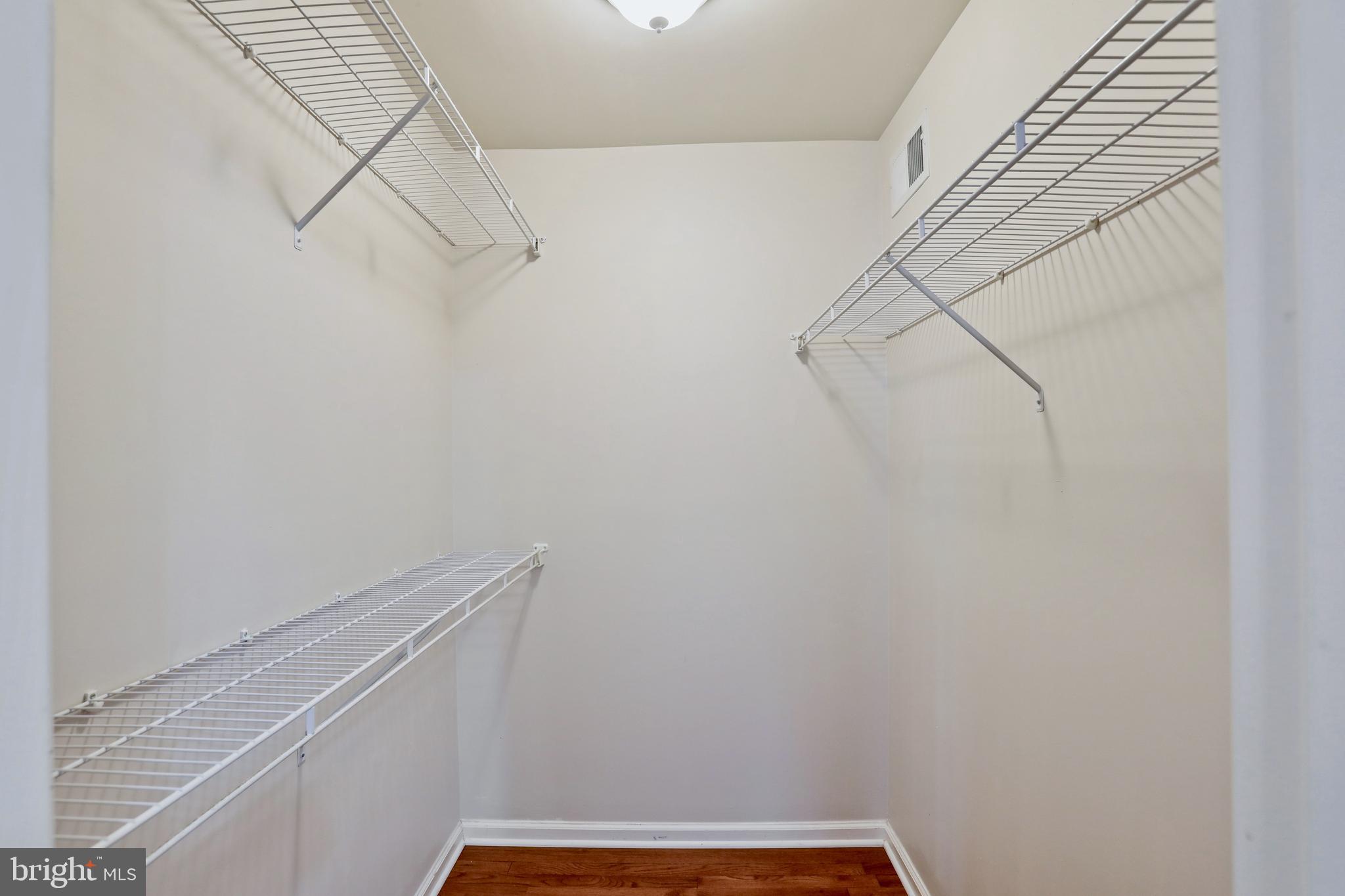 ROUND HILL - Residential