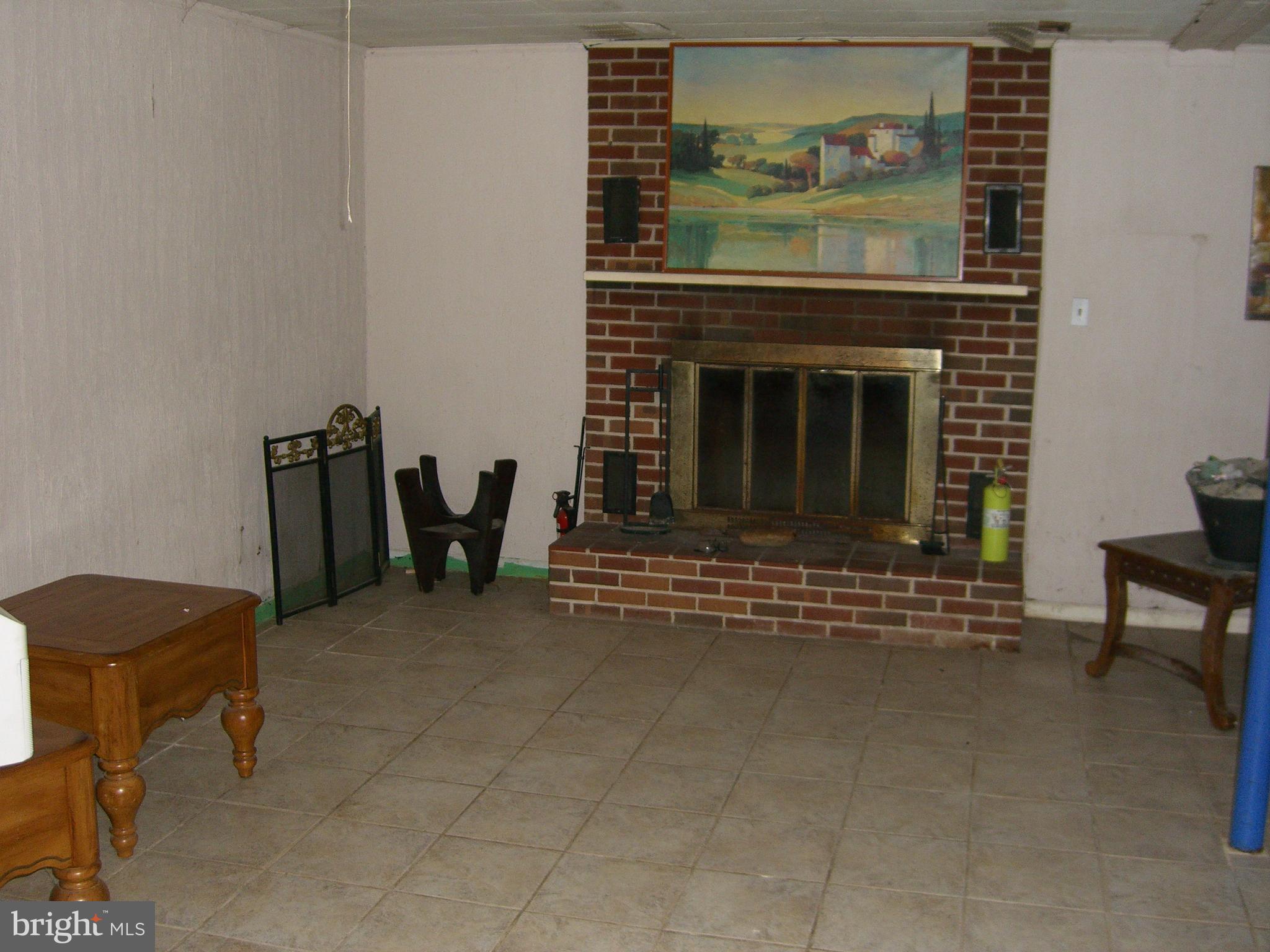 HOLLYWOOD SHORES - Residential