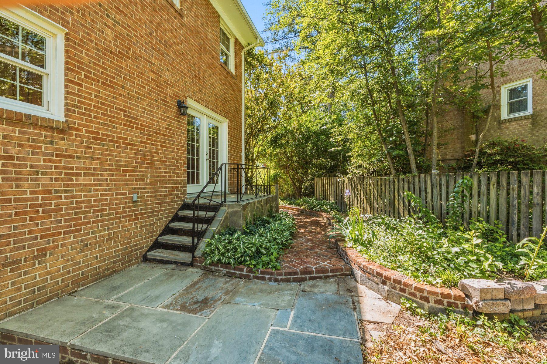 SPRINGBROOK MANOR - Residential