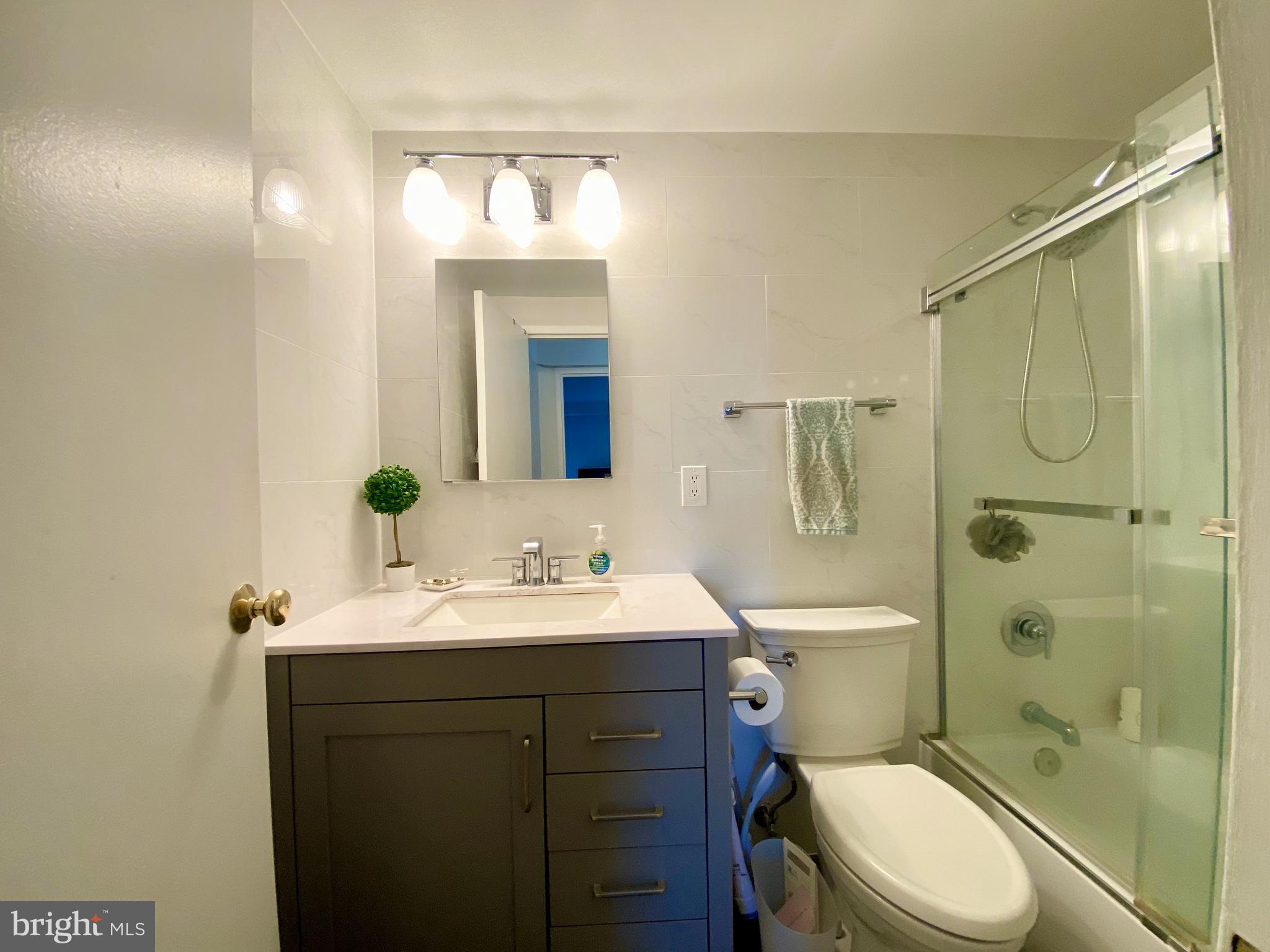 HYDE PARK - Residential Lease