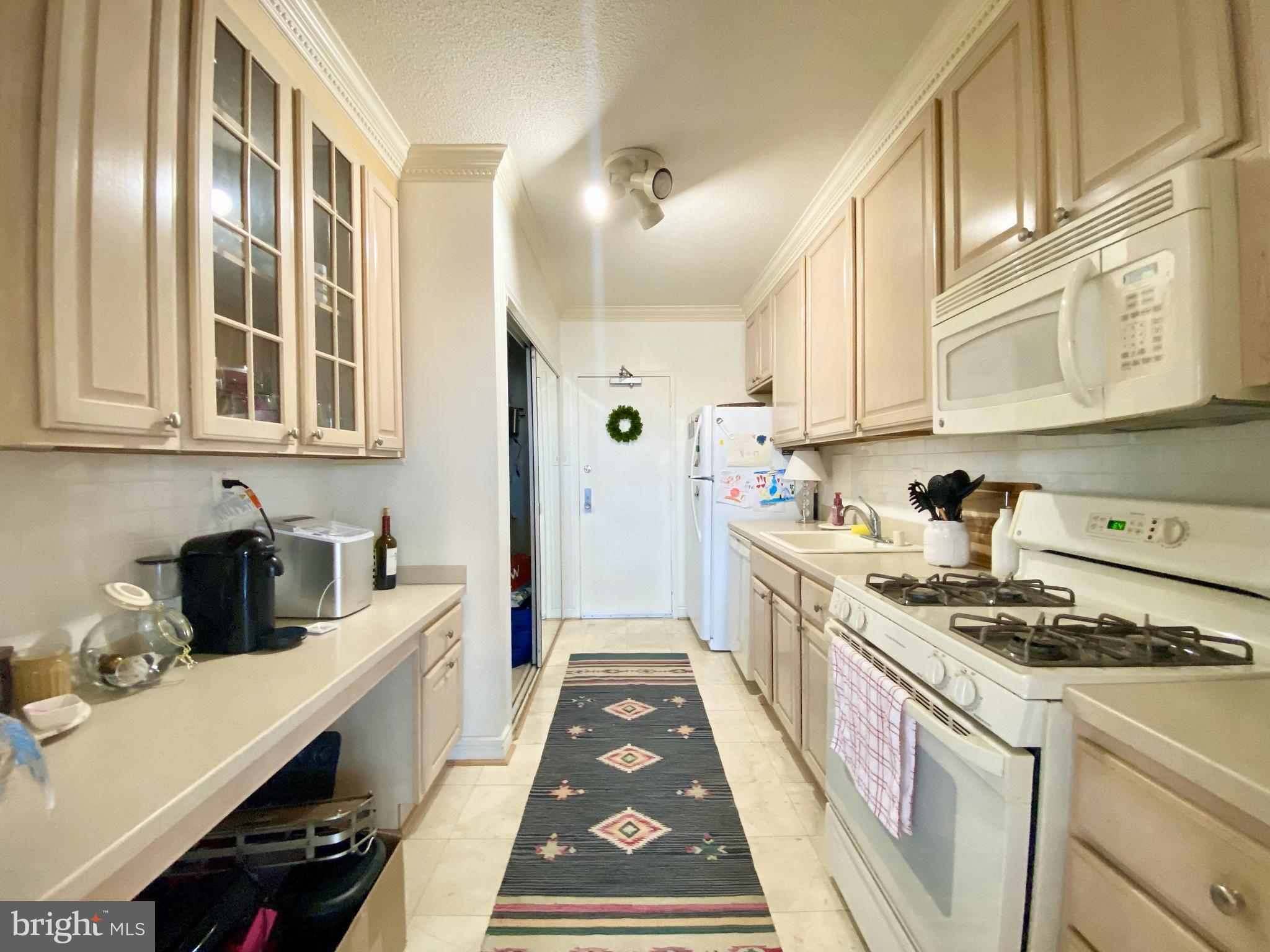 HYDE PARK - Residential Lease