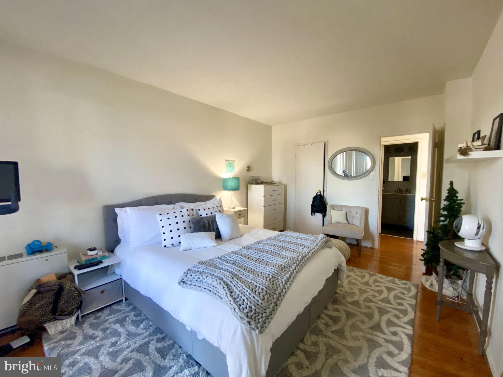 HYDE PARK - Residential Lease