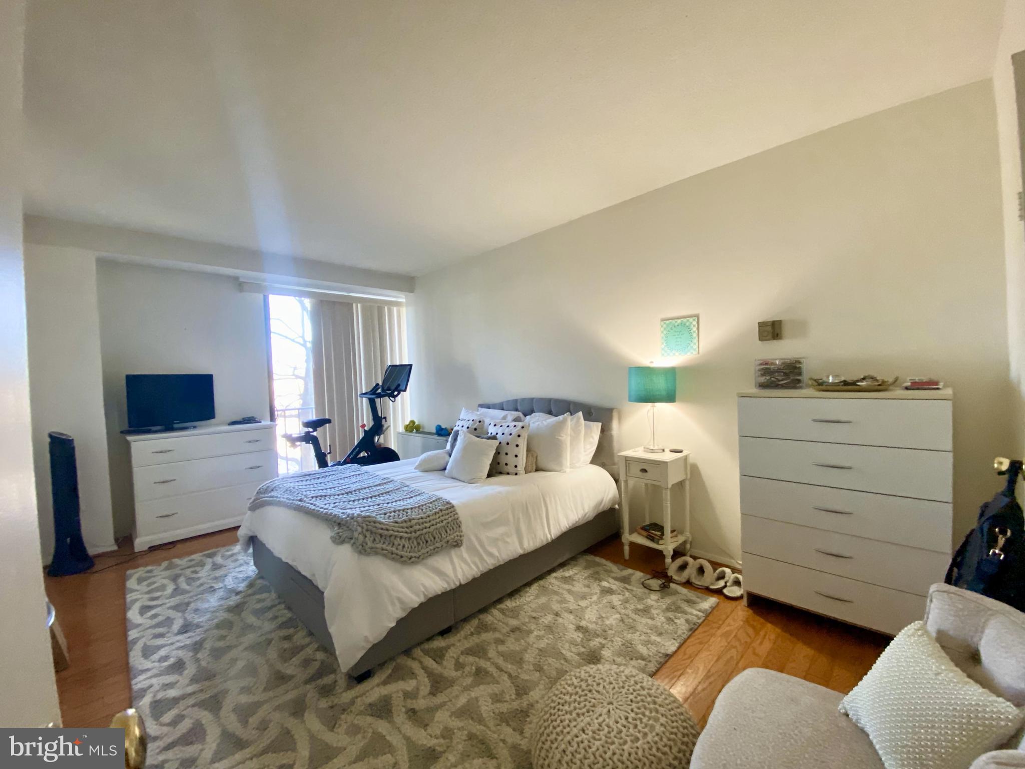 HYDE PARK - Residential Lease