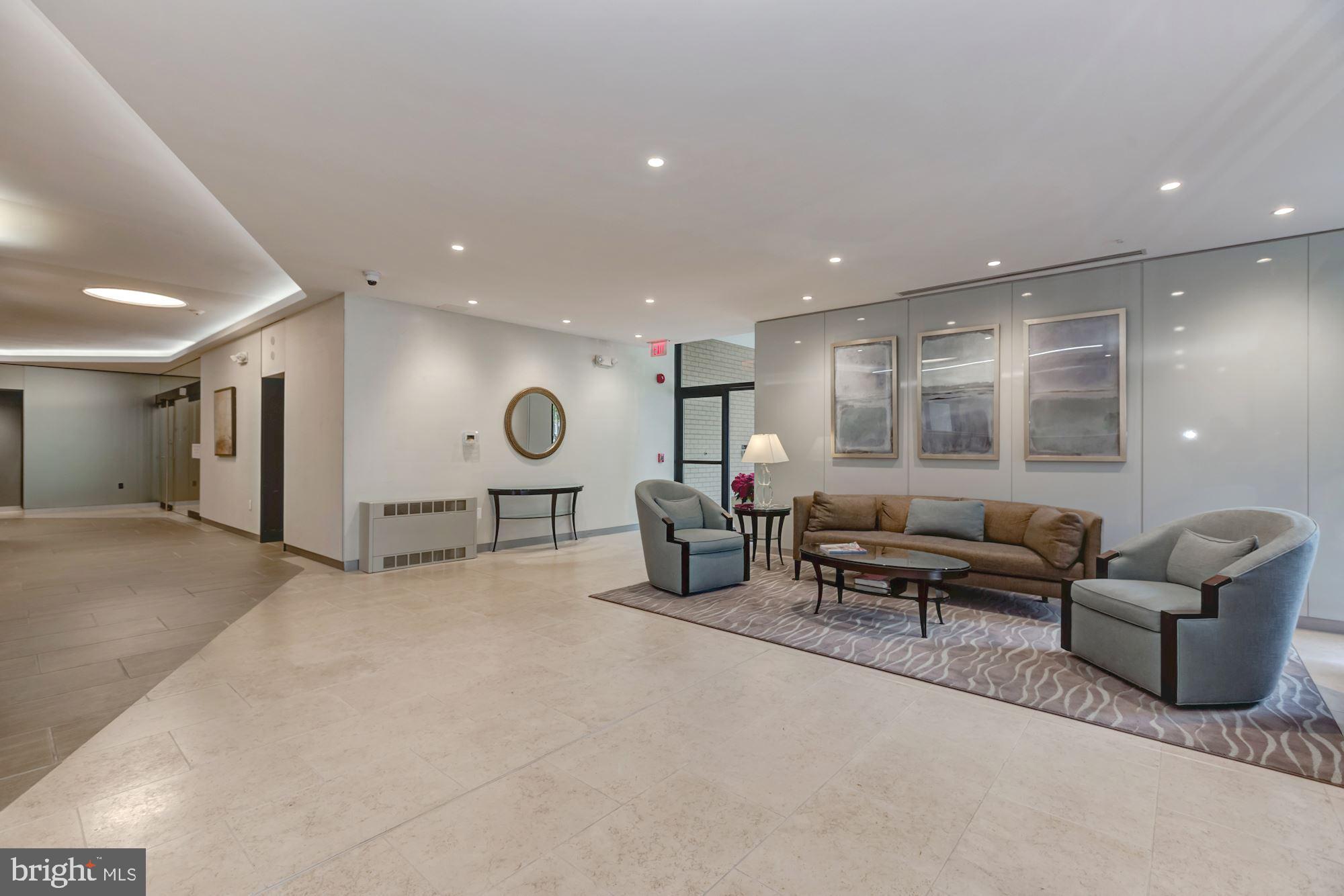 HYDE PARK - Residential Lease
