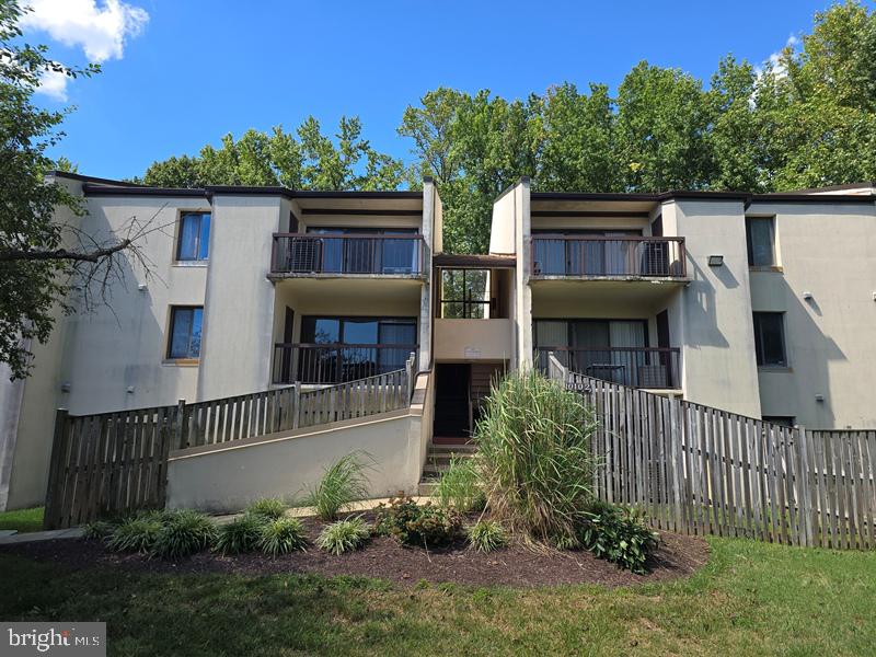Move right into this updated 1-bedroom, 1-bathroom condo featuring a modern kitchen with stainless steel appliances and granite countertops. The bathroom has been tastefully renovated with a sleek, contemporary design. Enjoy your own private balcony—perfect for relaxing after a long day.
Conveniently located near Prince George’s Community College, shopping centers, and major commuter routes, including I-495, this condo offers both comfort and accessibility.