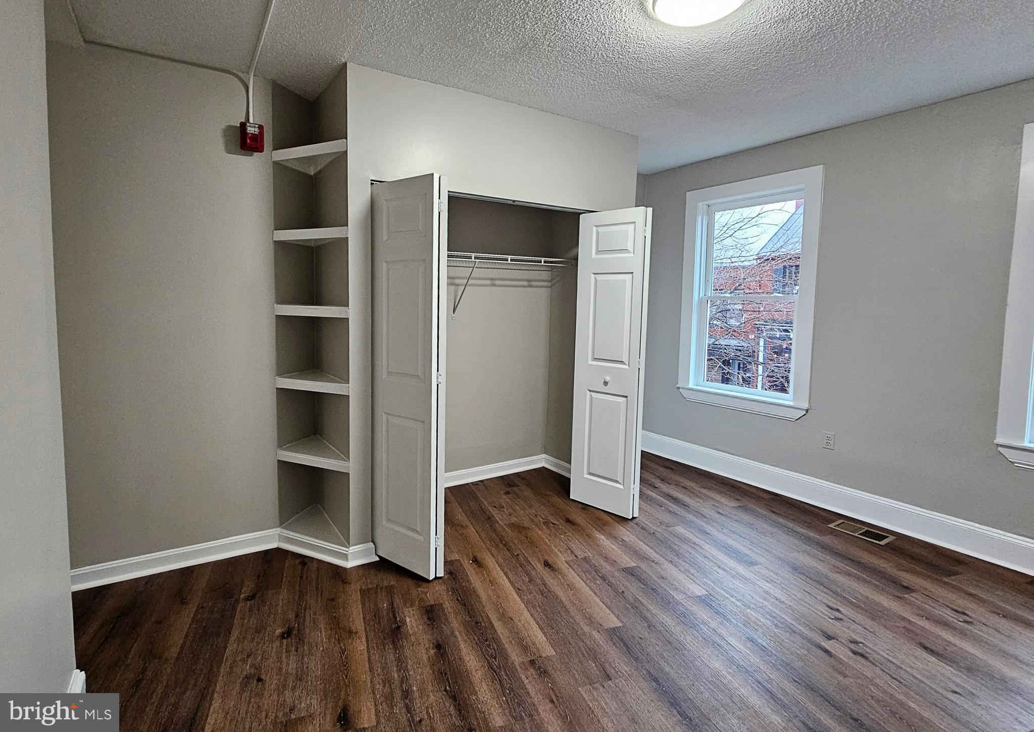 Second-floor living/office space below available to lease 
Located in charming Annapolis City within walking distance to local shops, restaurants and  Spa Creek/ the city dock. Popular community events throughout the year, local music / arts  and the state government fill the area with things to do for all ages. Consider this home today! The downstairs  commercial unit is being offered at $3500.00 MDAA2076842