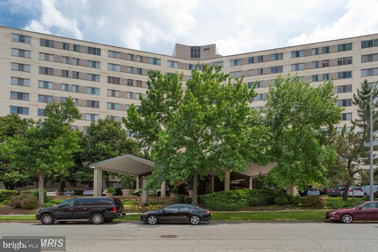 Preferred split level unit with 13 foot ceiling in the living room and a wall of glass that opens to the extra large balcony. The balcony is perfect for summertime entertaining and overlooks the landscaped gardens. There is a wintertime view of the DC skyline. The dining room is on the upper level and overlooks the living room. The kitchen, bedroom and renovated bath are also on the upper level.  The appliances are 1-2 years old. The unit has two large walk-in closets.  An underground garage space conveys with the unit.
Prospect House is a luxury condo with 24 hour desk service, security, an olympic style heated pool, newly renovated community room and exercise room. There is also a convenience store with dry cleaning service located on the lower level. The condo is located 5 blocks to the Rosslyn Metro and minutes to Reagan National Airport.