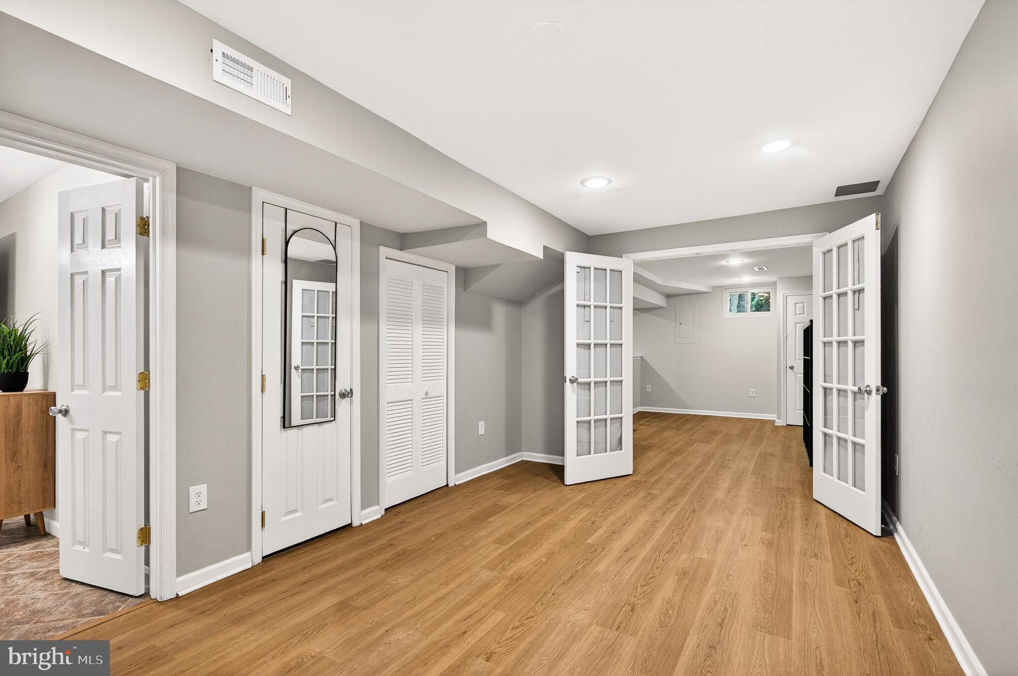 CRESTBROOK - Residential