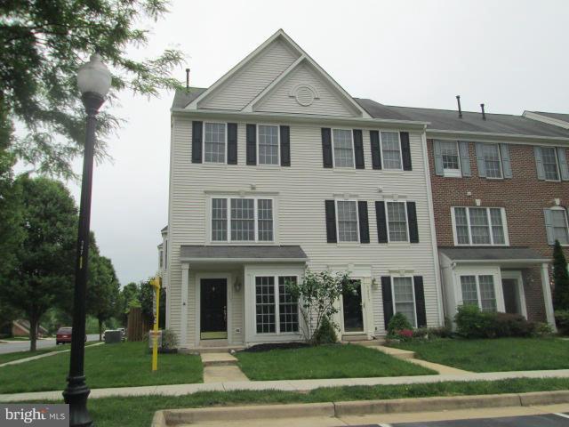 Just Move In! END unit w/NEW carpet, paint, granite counters, SS appliances!! 3 levels of style & space- large bedrooms, open living areas. Main level Living & Dining, table space Kitchen opens to patio pavers & back yard. Mid level has large family room & bedroom/bath. Top floor features 3rd bedroom & owner's suite w/luxury bath: soaking tub, separate shower, double vanity! Bedroom level laundry!