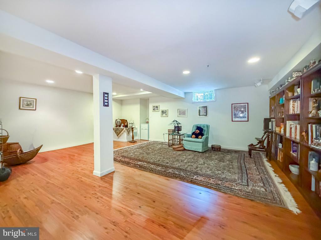 WILSHIRE HUNT - Residential