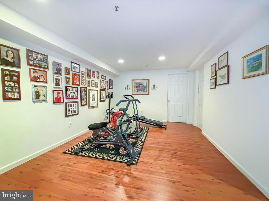 WILSHIRE HUNT - Residential