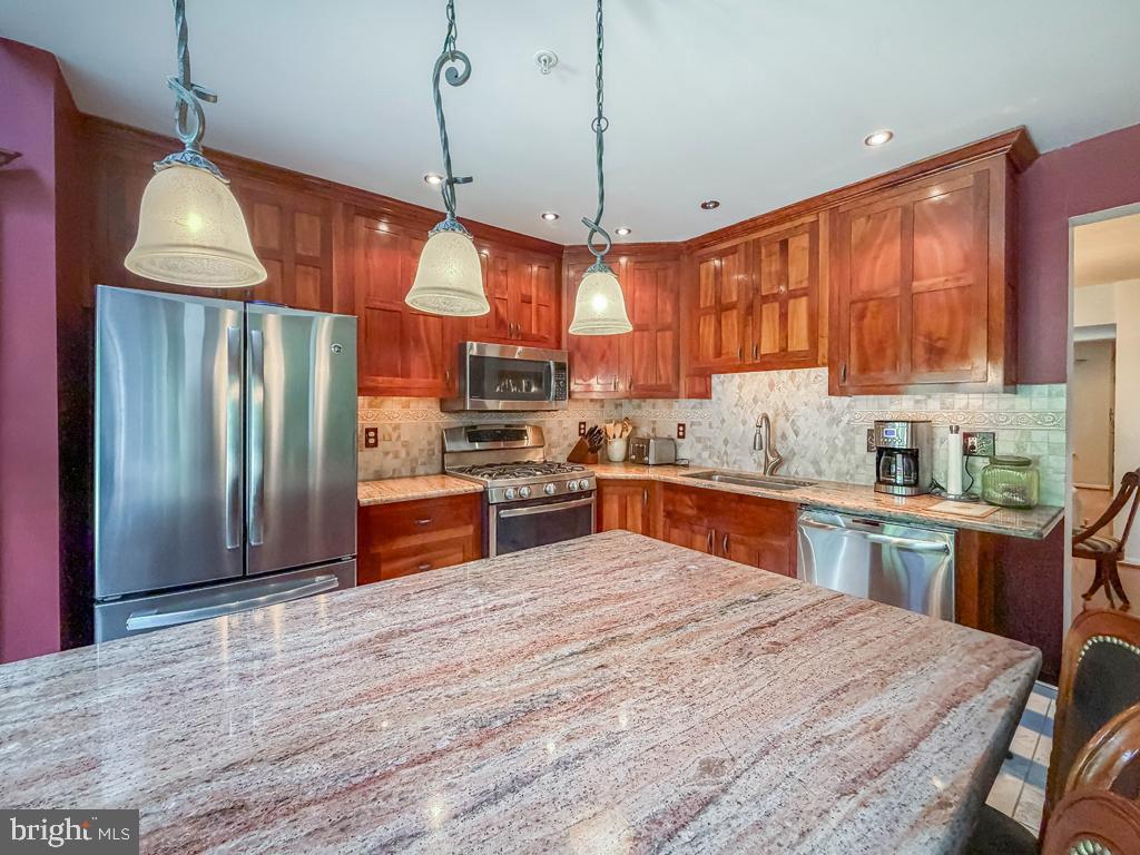 WILSHIRE HUNT - Residential