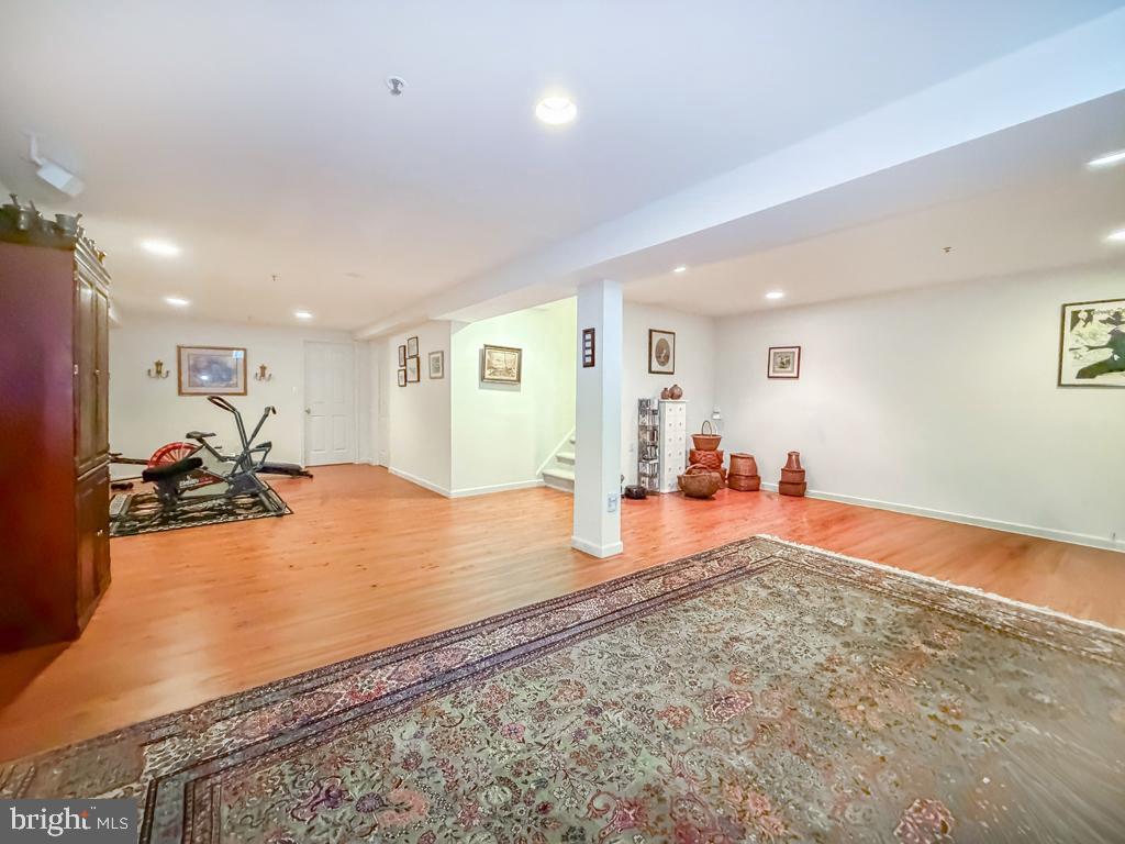 WILSHIRE HUNT - Residential