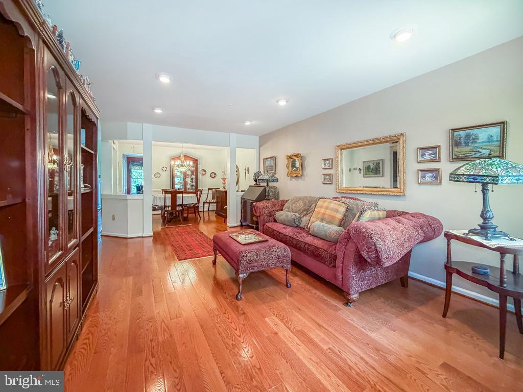 WILSHIRE HUNT - Residential