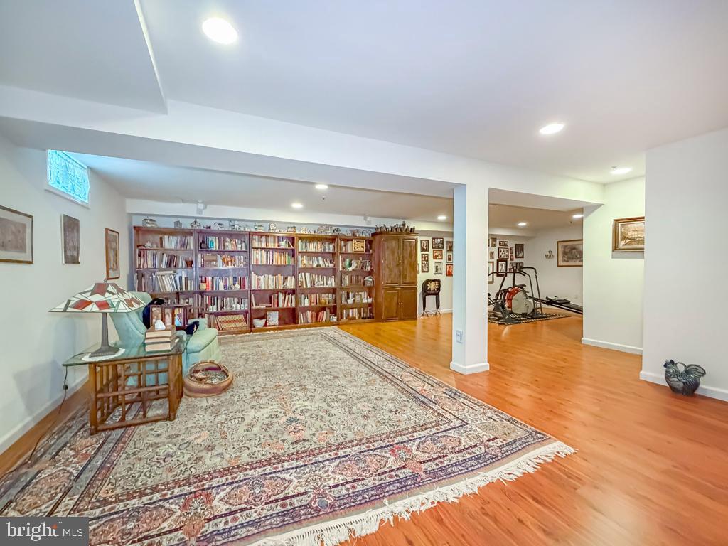 WILSHIRE HUNT - Residential
