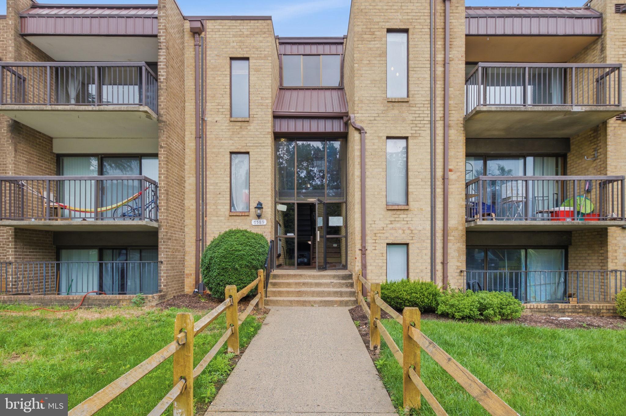 SUMMERTREE CONDO APTS - Residential