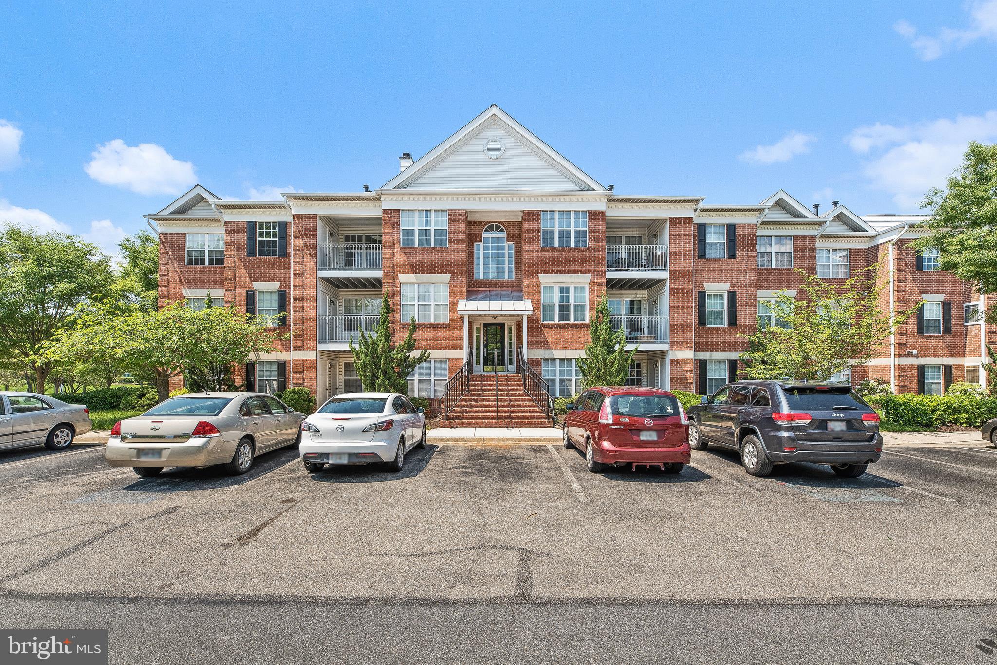 Freshly painted penthouse condo with 2 beds and 2 full baths in Piney Orchard! Great community amenities nearby. Convenient to all major commuter routes. Available for quick move in!