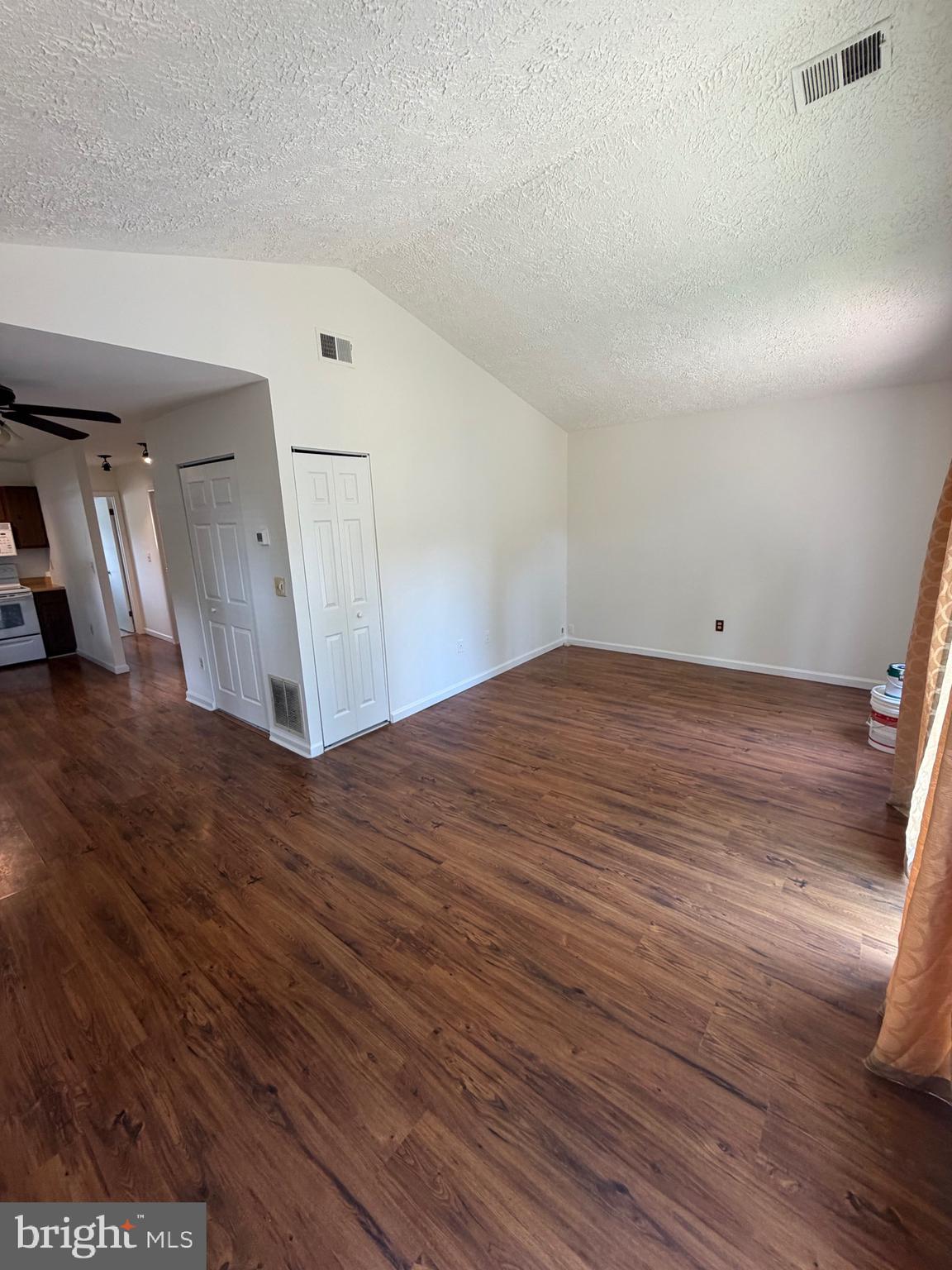WOODLAND BEACH - Residential