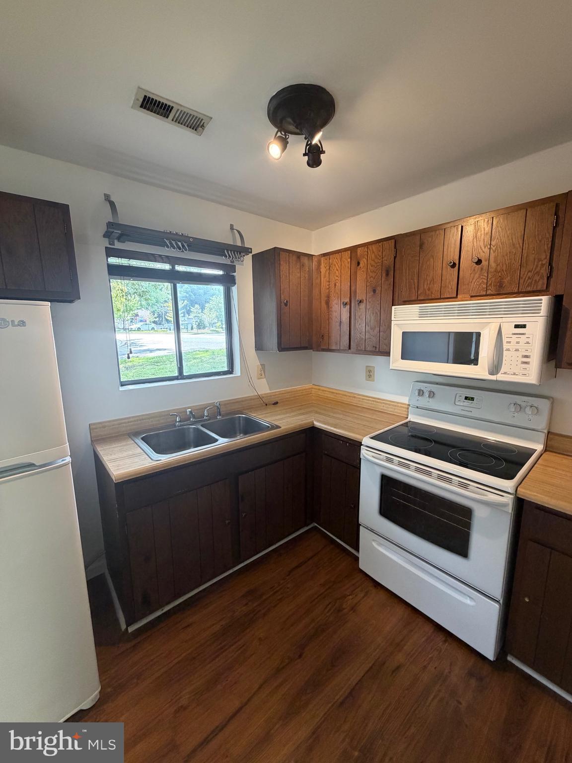 WOODLAND BEACH - Residential