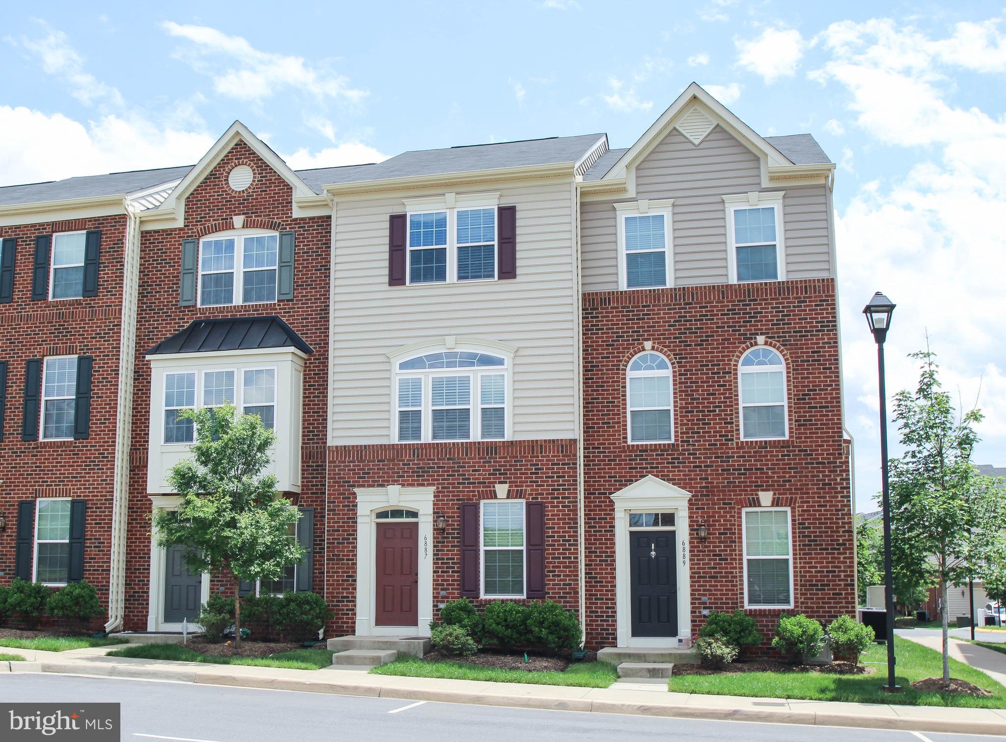 Wonderful garage townhouse in fantastic location right next to Harris Teeter. Gorgeous view of the Blue Ridge Mountains. 3 Bedrooms, 3 Full Baths, laundry on upper level, granite kitchen and baths, stainless appliances and wood flooring in kitchen. Fabulous home!  No more than 2 incomes to qualify. 
APPLY THROUGH RENT SPREE.