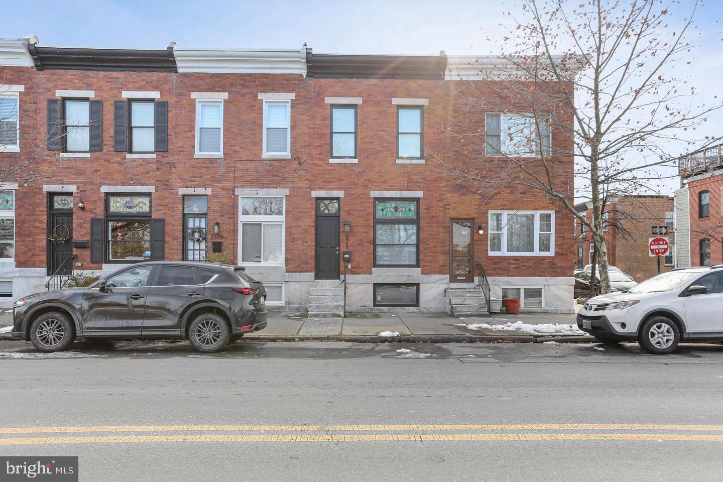 Don't miss this beautifully updated property featuring stunning granite countertops, three spacious bedrooms, and three full bathrooms, all complemented by a large living area perfect for both relaxation and entertaining! Perfect location, contact the listing agent Ozan for any questions and concerns.