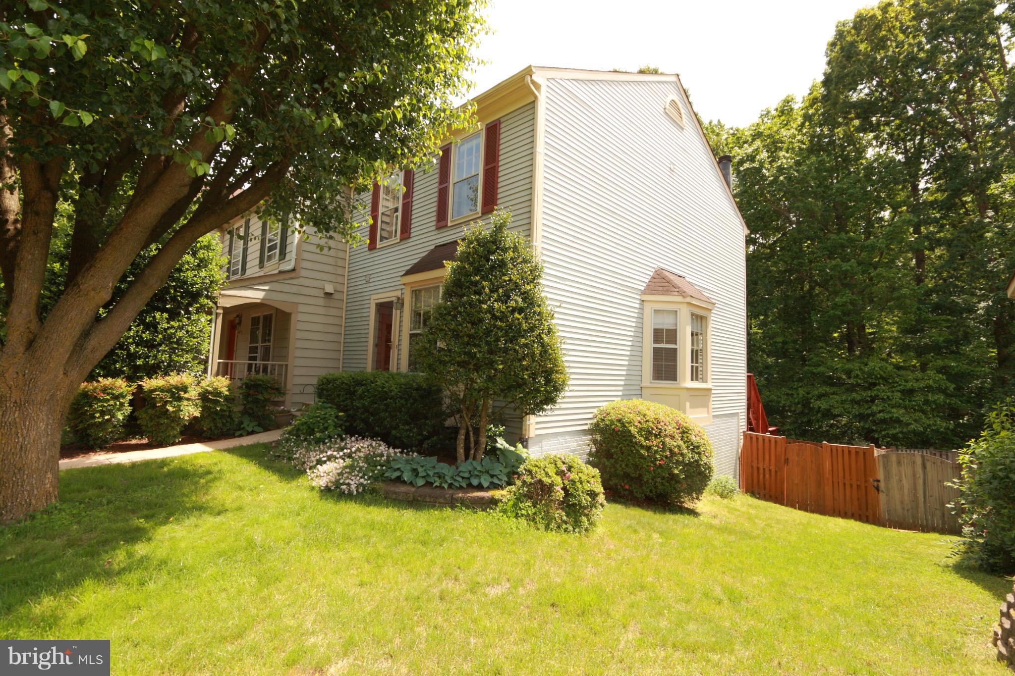 Lovely End TH, Desired Montclair 3 Beaches on the lake. New wood laminate floors on main lvl, 1,836 sf, 3 Fin lvls, Fireplace, Walk out lwr lvl, Deck, New Carpet up, 3 Full baths, Den in lower lvl, Fenced in extended yard, Backs to Woods, New Paint, 2 Bay Windows, Great location, Montclair CC-Golf, Pool & Tennis, Great place to live. Come & Enjoy. Don't wait on this one!