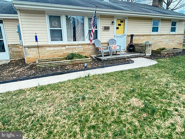 *Coming Soon, Available May 1 For Rent. Spacious 3 bedroom/1 bathroom ranch style home located in the heart of downtown Boonsboro within walking distance to schools, shops, and restaurants! Home sits on a large lot with new fenced in backyard and attached garage.  (Updated photos coming soon!)