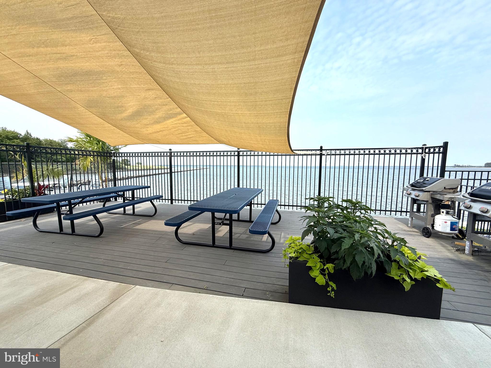 QUEENS LANDING - Residential