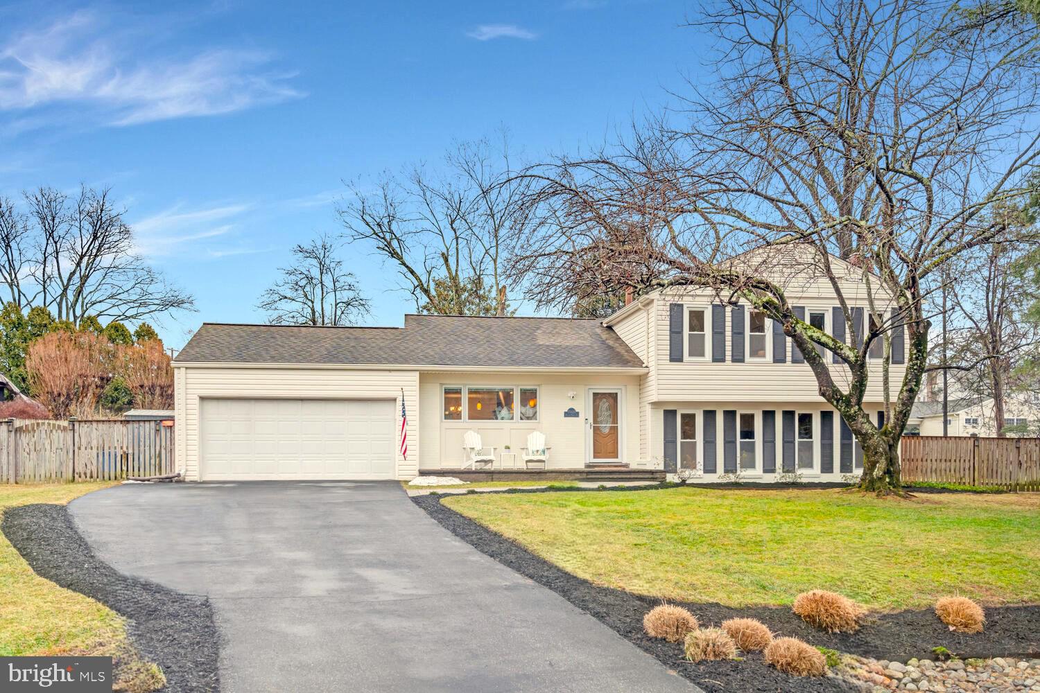 MANOR LAKE - Residential