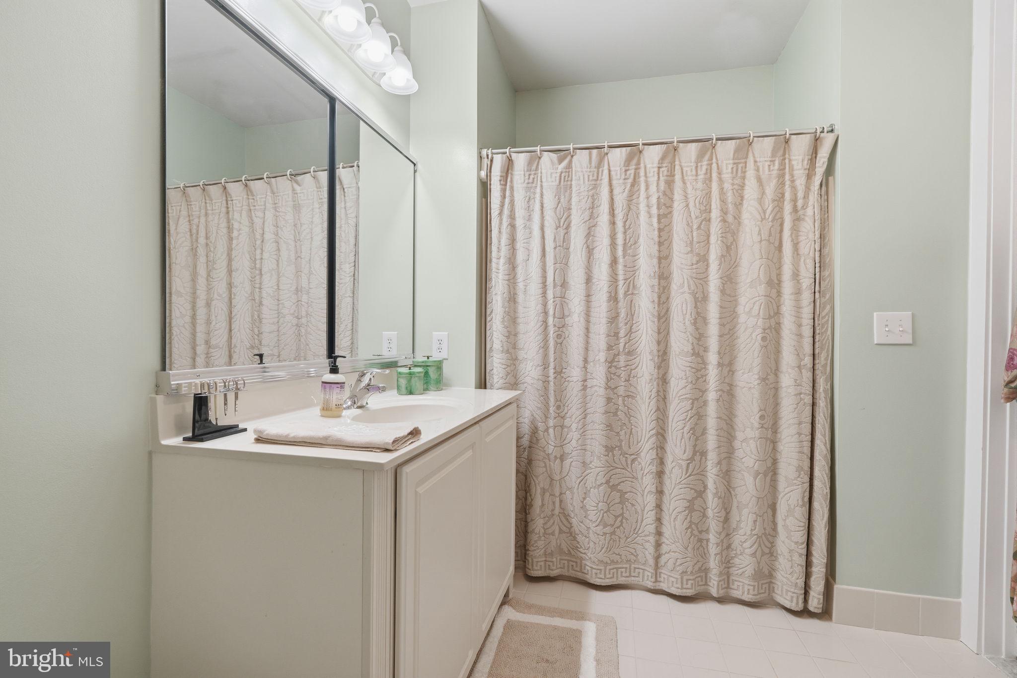 MERIDIAN VALLEY SQ - Residential