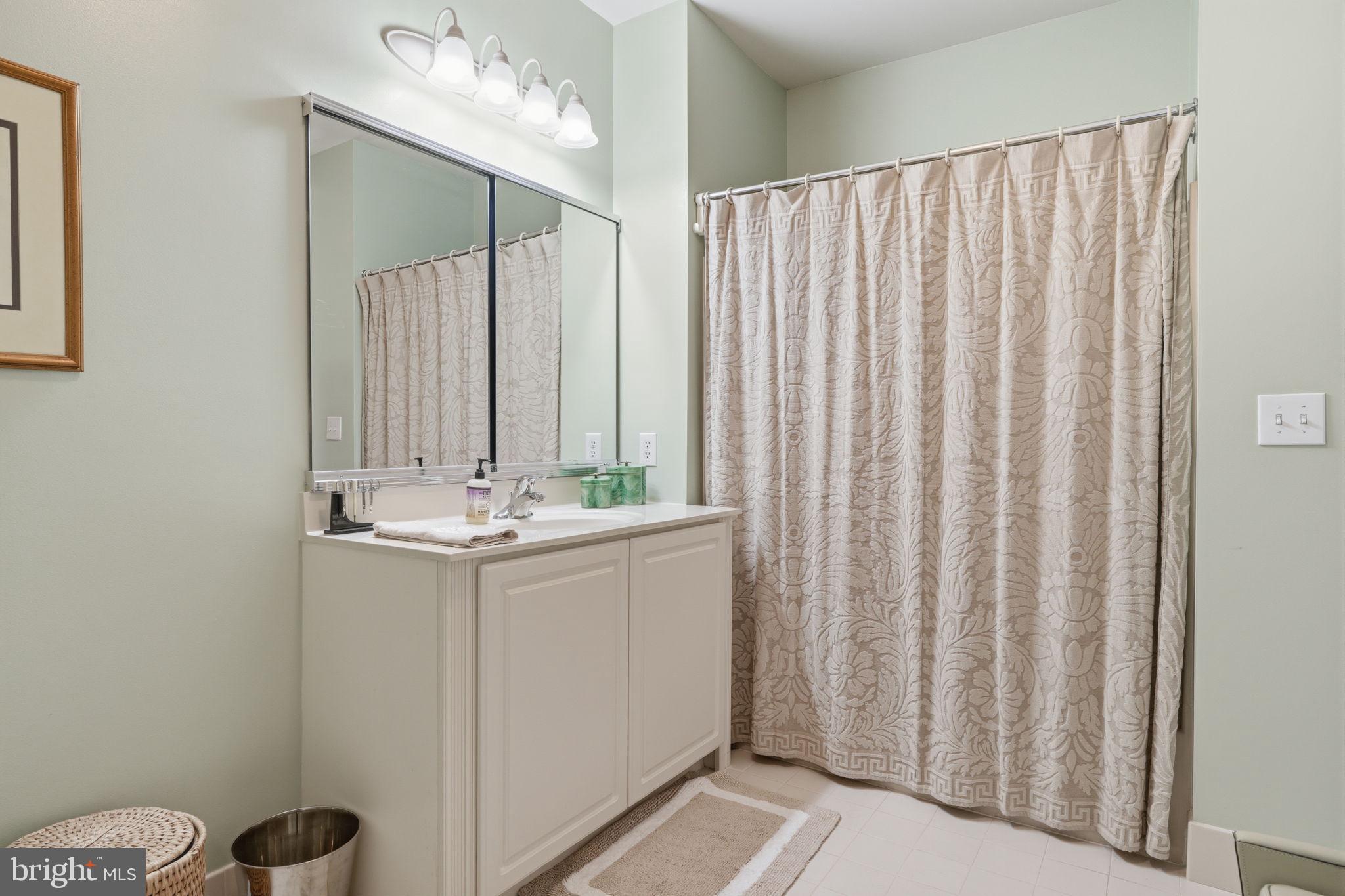 MERIDIAN VALLEY SQ - Residential