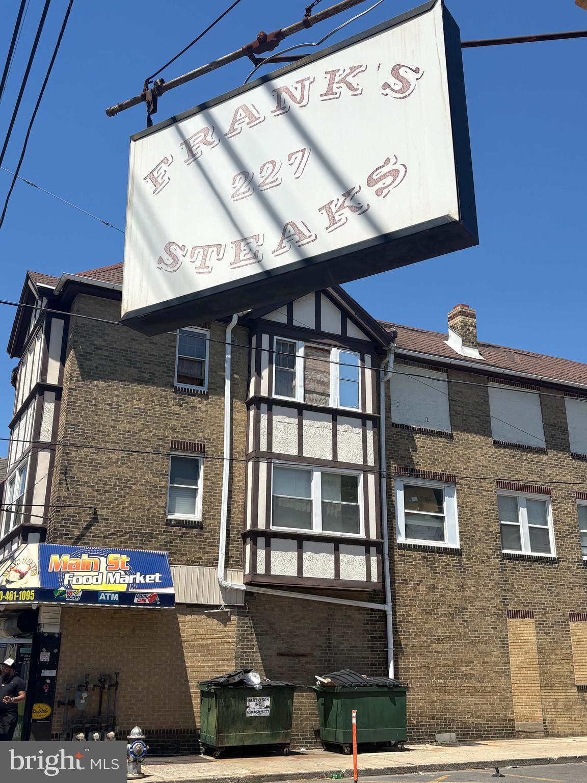 Main image without alt text