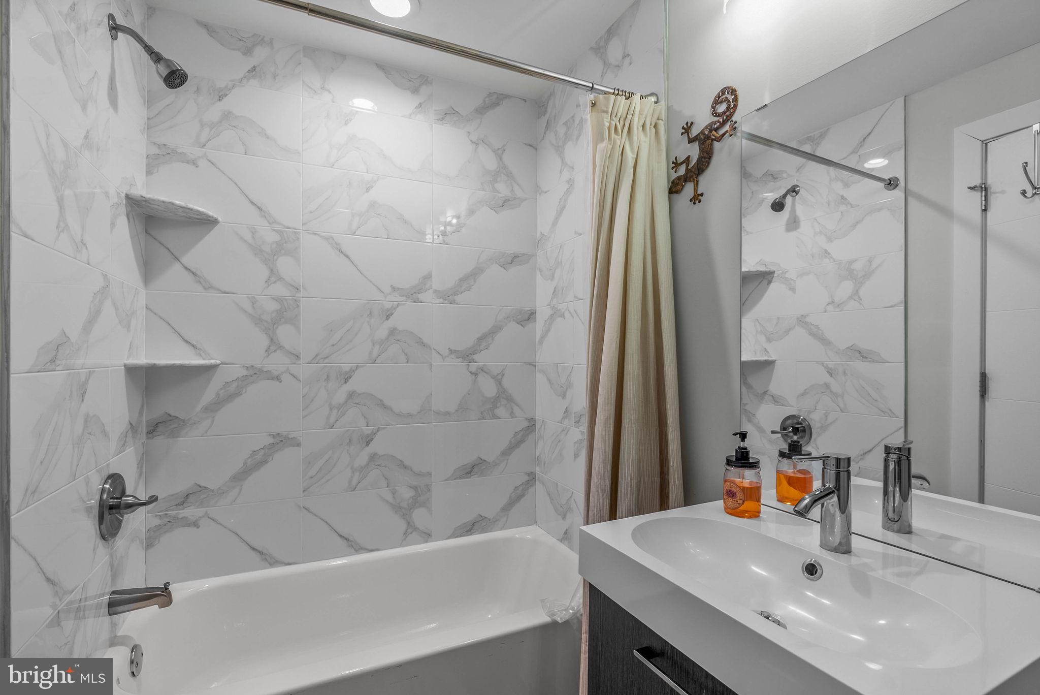 EAST KENSINGTON - Residential