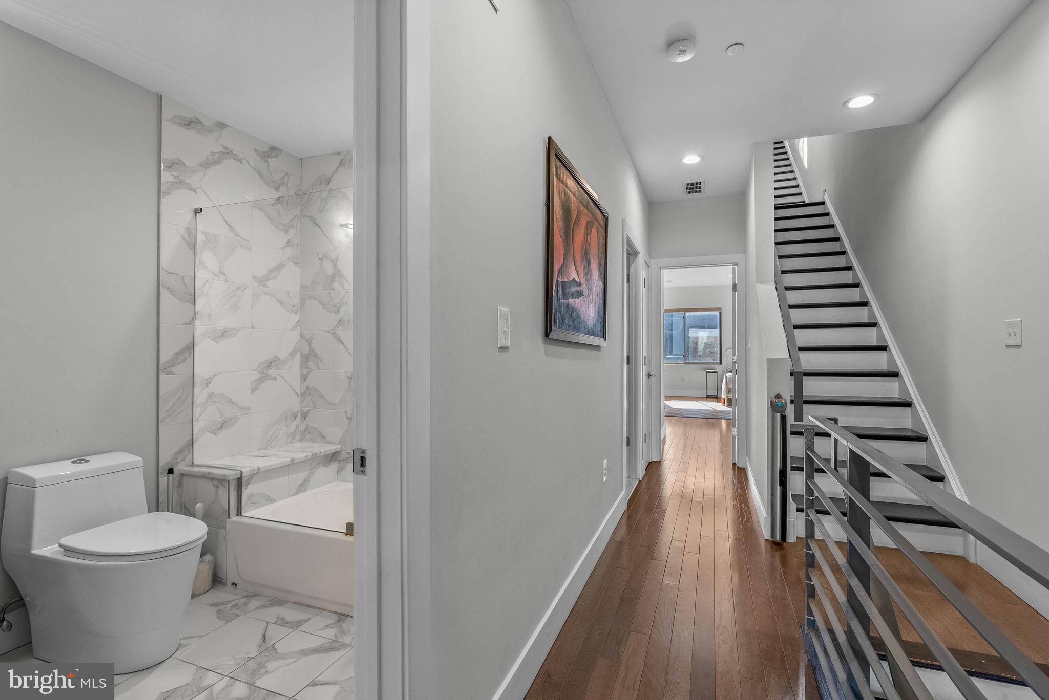 EAST KENSINGTON - Residential