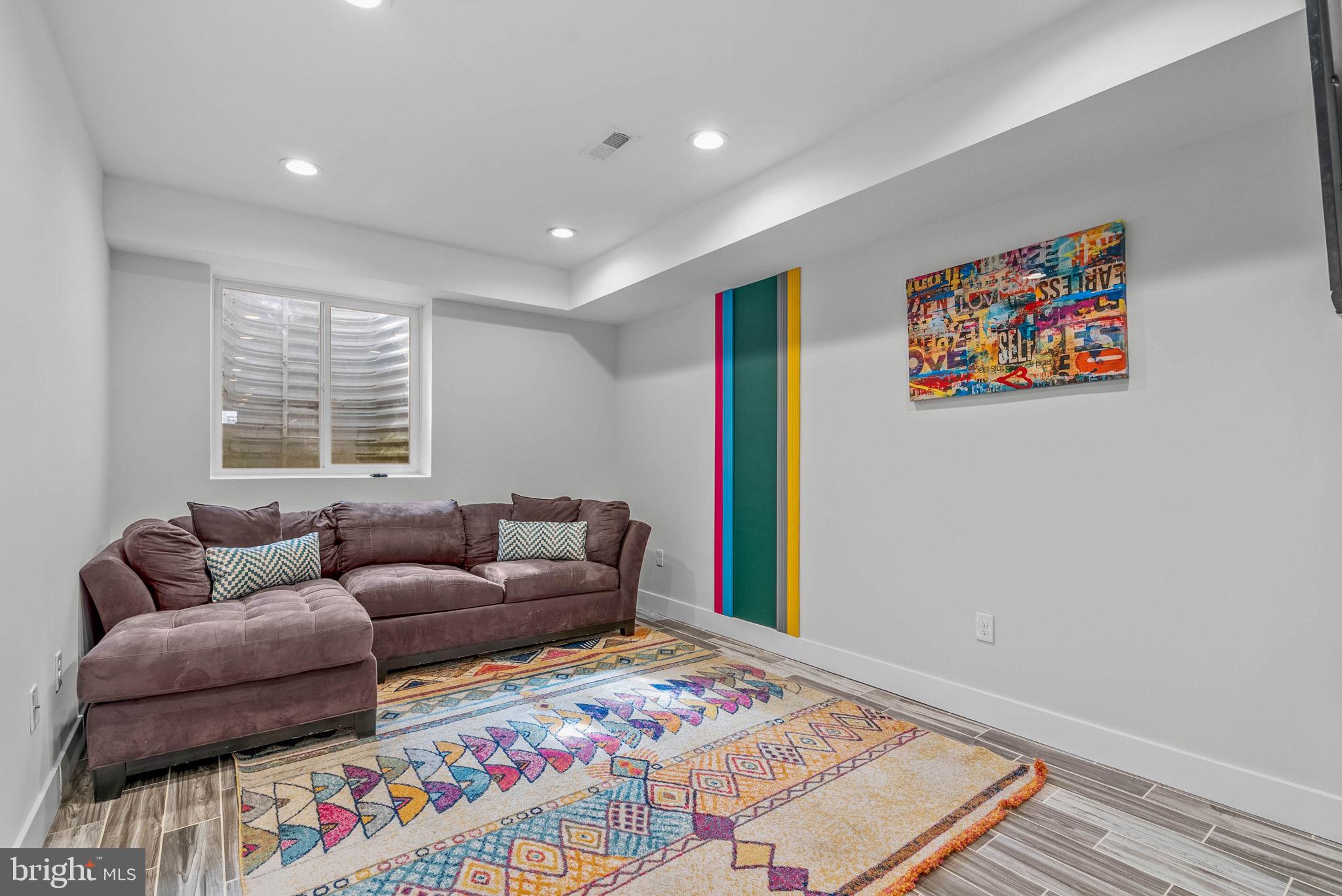EAST KENSINGTON - Residential