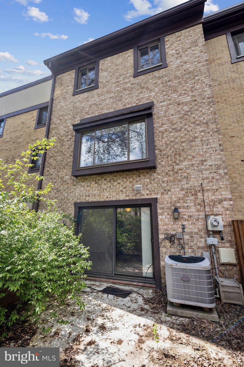 TREEBROOKE CONDOMINIUM - Residential Lease