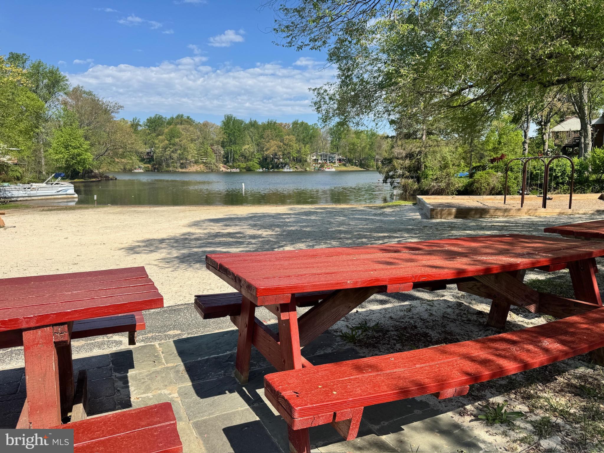 LAKE BARCROFT - Residential