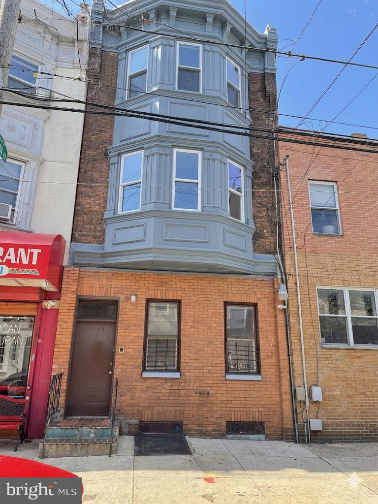 Multi-family townhouse full of character and steps from all the city buzz! in the East Passyunk Ave area and close to the Avenue of the Arts,this triplex is surrounded by top dining, theaters, and shopping. Live in one, rent the others, or add to your portfolio!