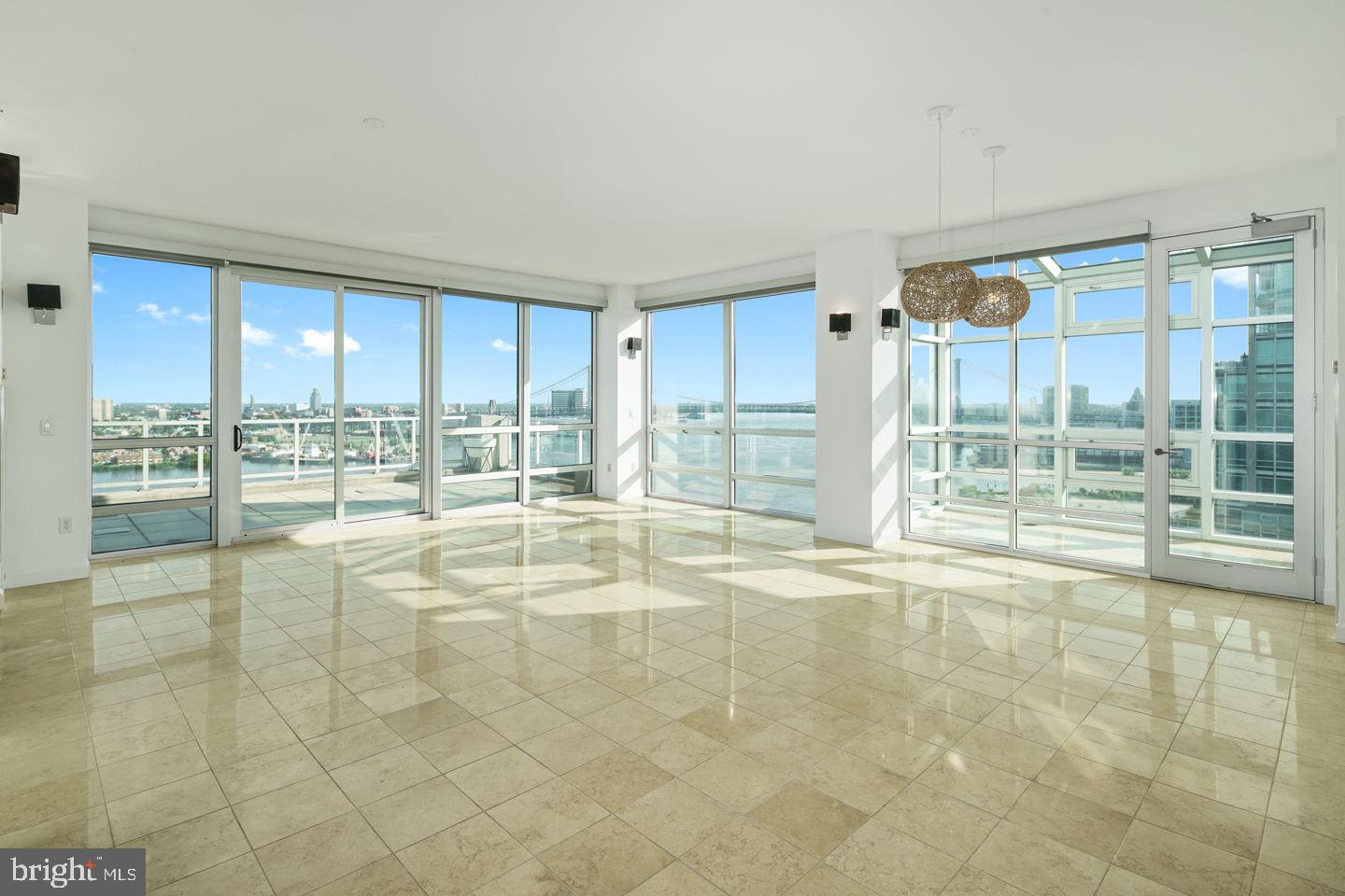 WATERFRONT SQUARE - Residential