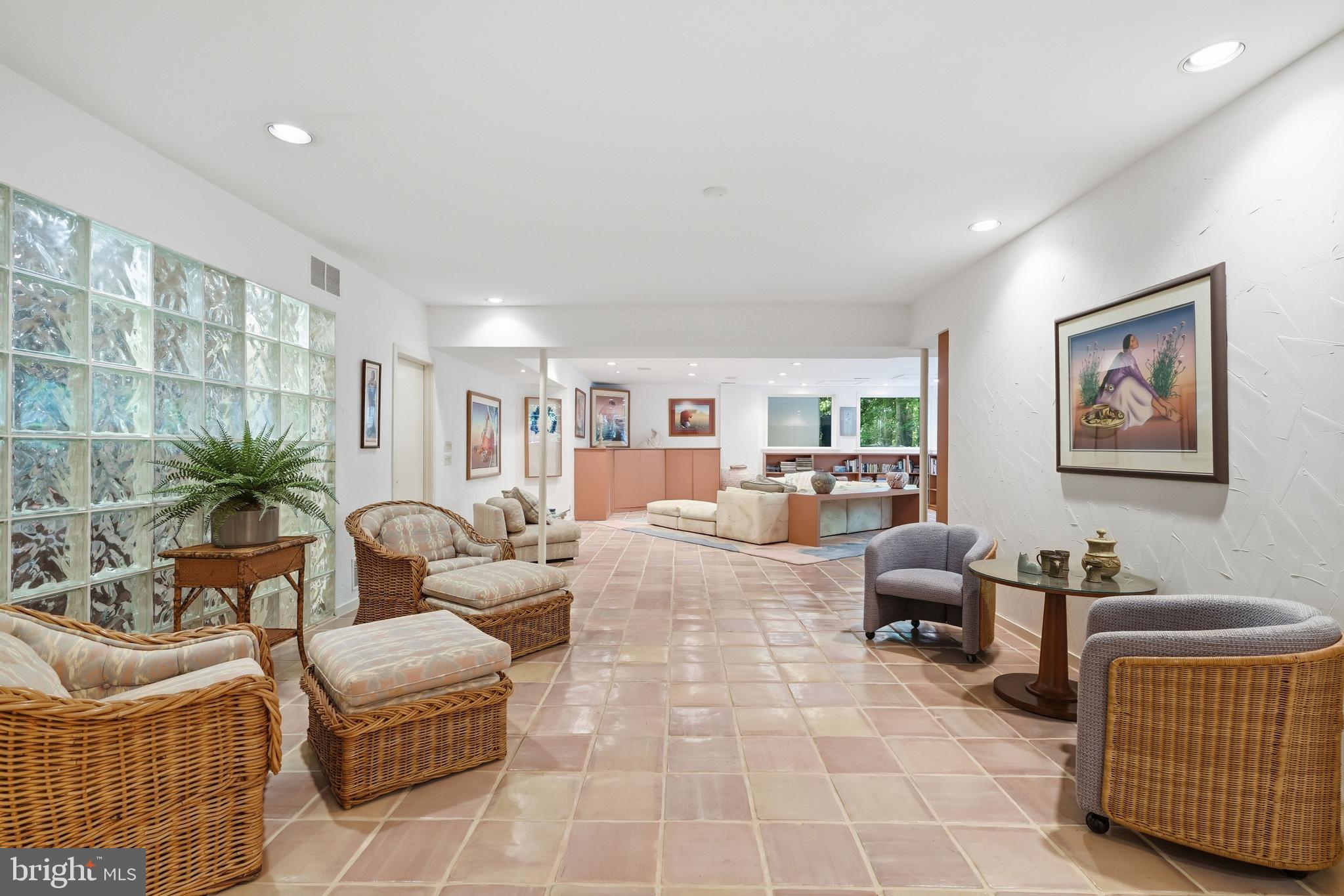 POTOMAC OUTSIDE - Residential