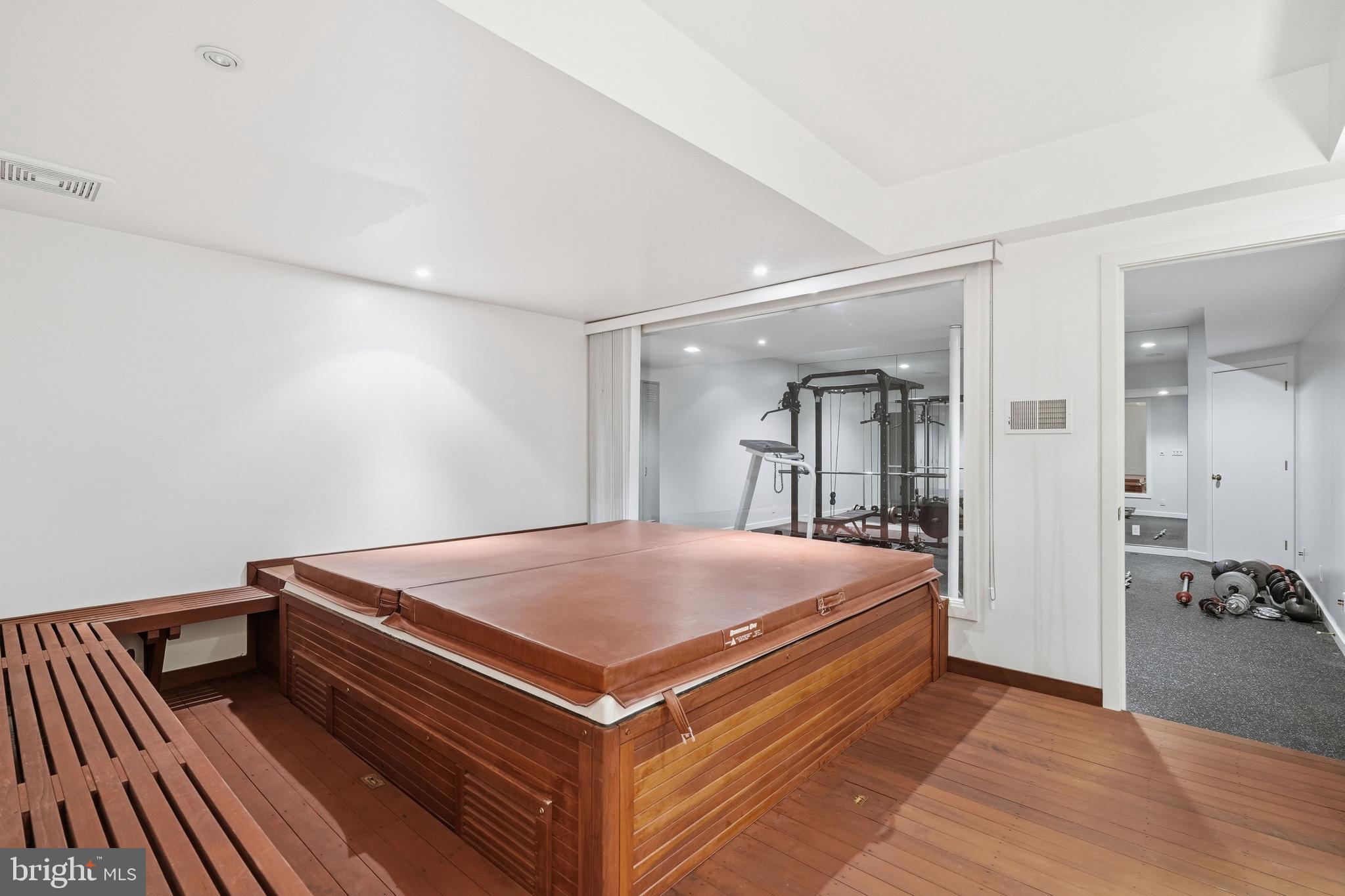 POTOMAC OUTSIDE - Residential