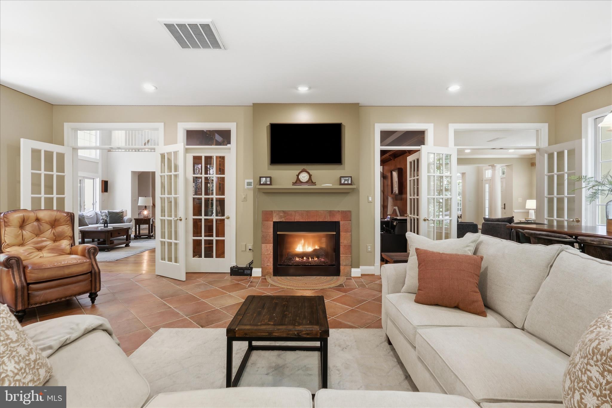 TWELVE OAKS - Residential