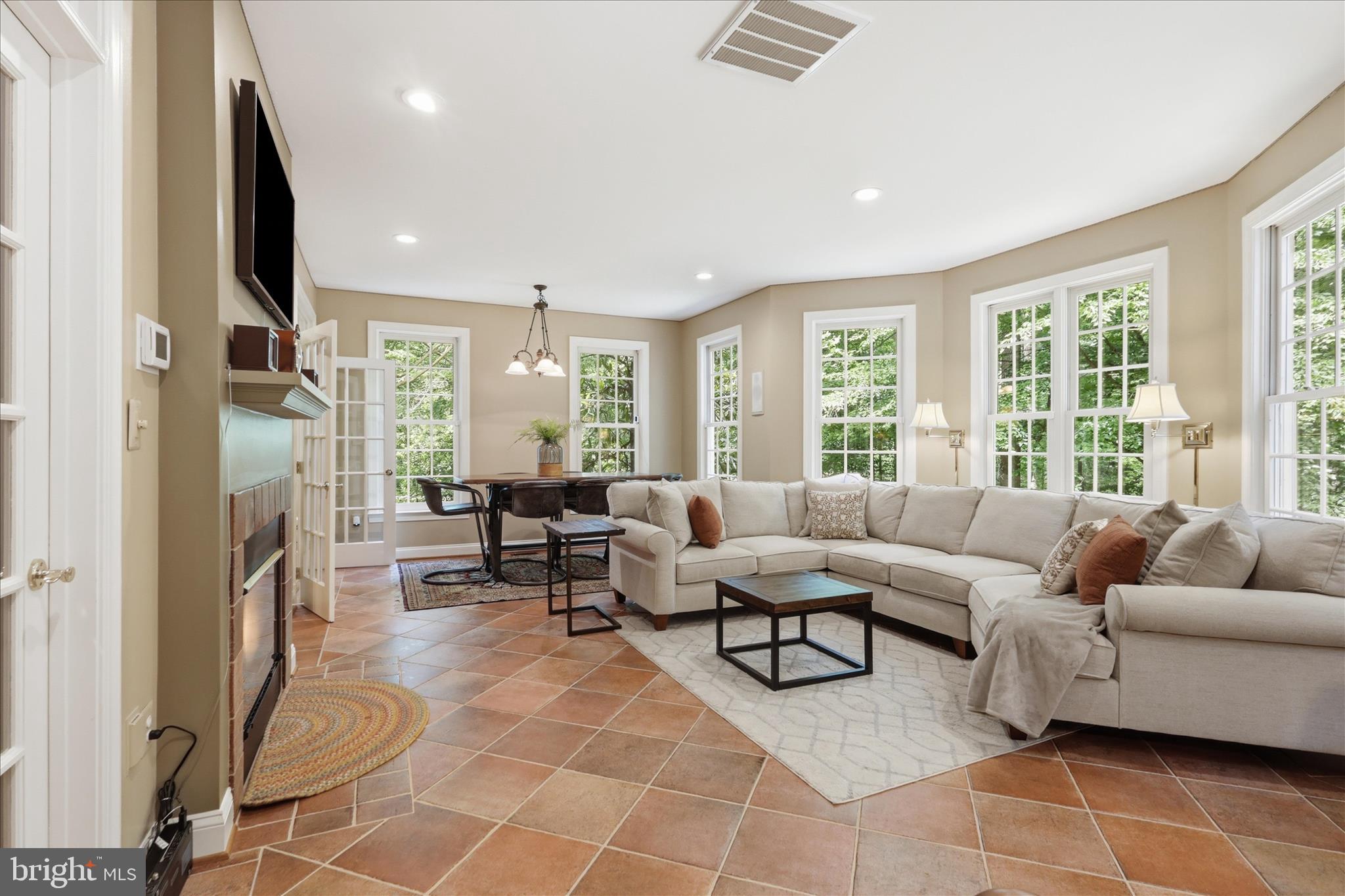 TWELVE OAKS - Residential